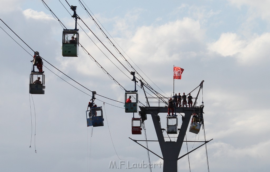 Koelner Seilbahn Gondel blieb haengen Koeln Linksrheinisch P563.JPG